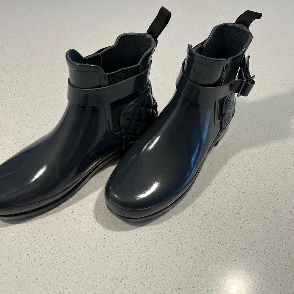 hunter quilted ankle booties, size 7 color dark grey.